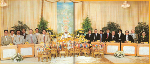 Maharishi Mahesh Yogi with Delegates
